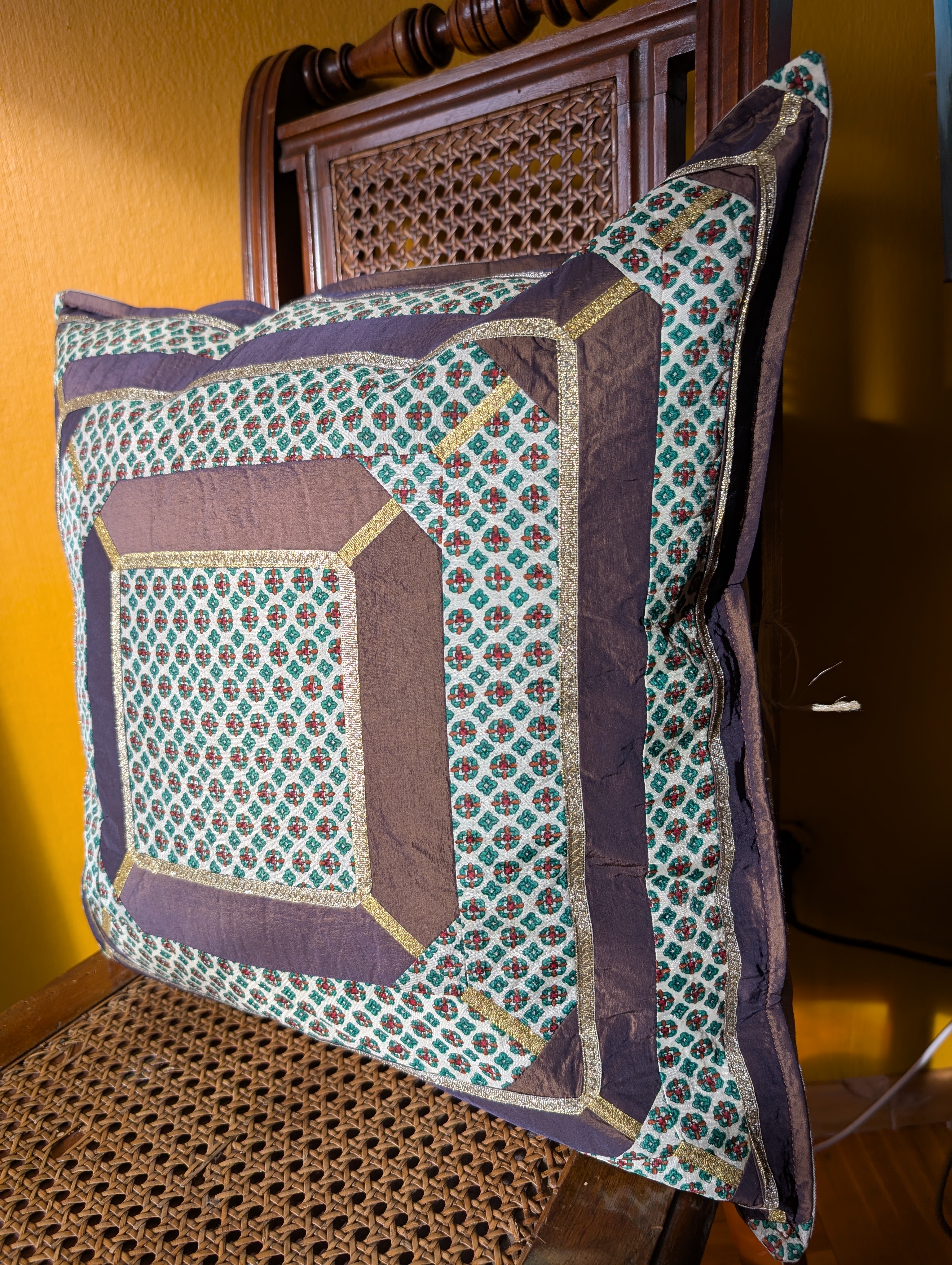 Kissen "Aus Schals gefertigt"